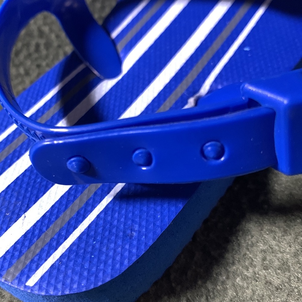 Boys blue sandals.  Adjustable straps.  Size large (8-10) - Picture 4 of 5